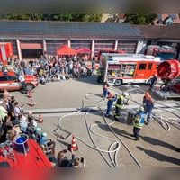 Die Jugendfeuerwehr löschte in einer Schauübung einen vermeintlichen Mülleimerbrand. Länger als das Löschen selbst dauerte es, hinterher wieder alles aufzuräumen. (Foto: Mirko Fryska)