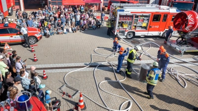 Die Jugendfeuerwehr löschte in einer Schauübung einen vermeintlichen Mülleimerbrand. Länger als das Löschen selbst dauerte es, hinterher wieder alles aufzuräumen. (Foto: Mirko Fryska)