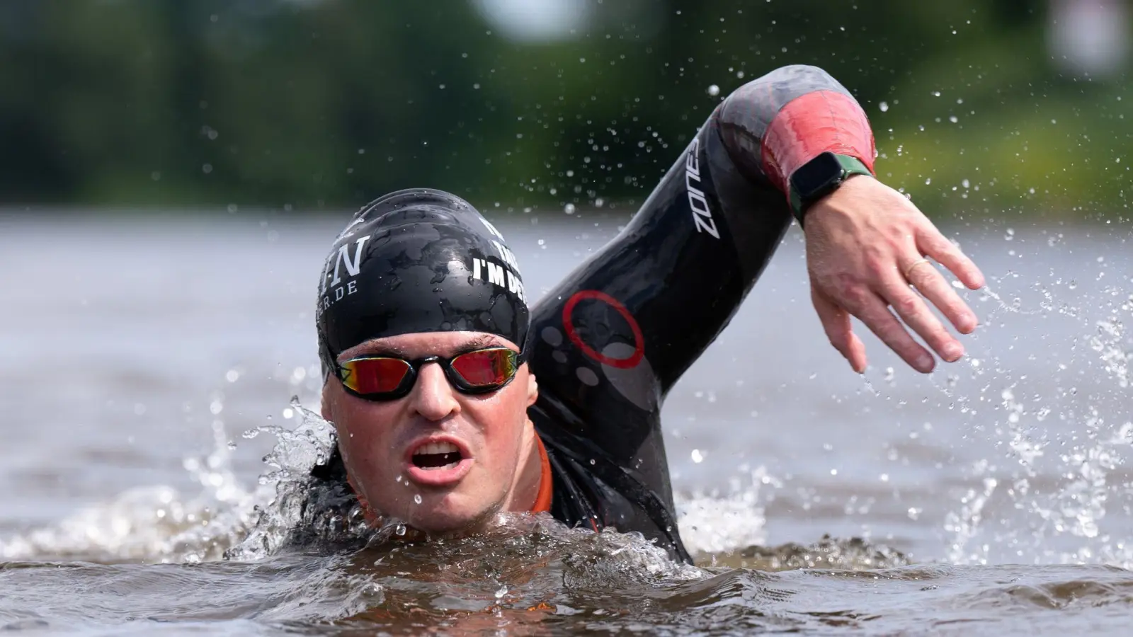 Joseph Heß schwimmt während einer Trainingseinheit in der Elbe. (Foto: Sebastian Kahnert/dpa)