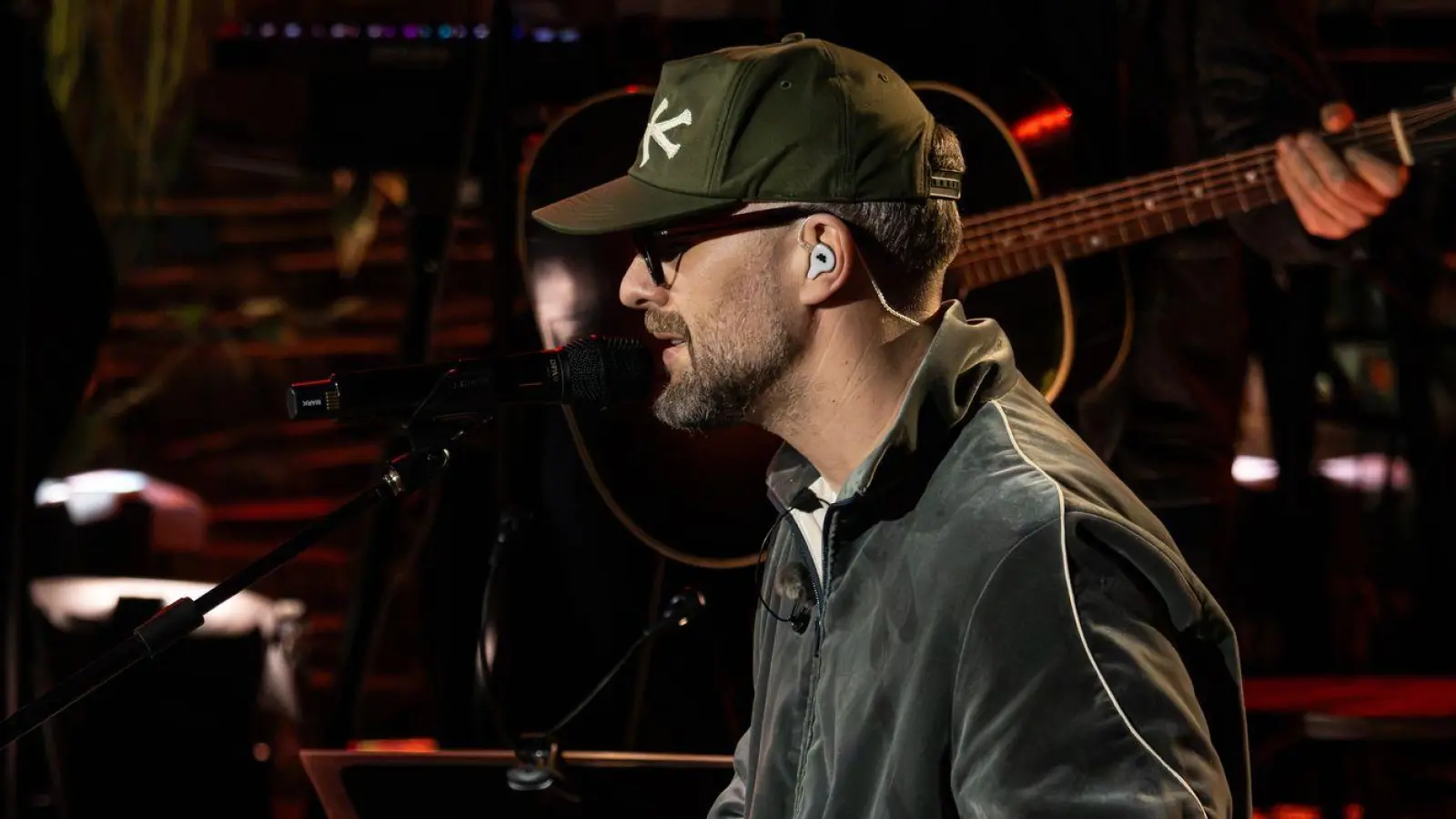 Mark Forster kommt bei „Sing meinen Song“ emotional an seine Grenzen. (Foto: Markus Hetrich/RTL/dpa)