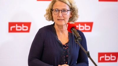 RBB-Verwaltungsratschefin Dorette König gibt ein Pressestatement ab. (Foto: Monika Skolimowska/dpa)