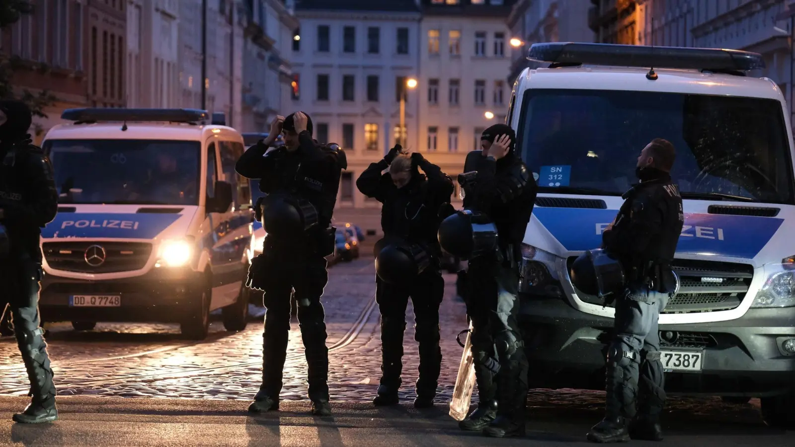 Polizisten stehen an einer Kreuzung im Leipziger Stadtteil Connewitz. (Foto: Sebastian Willnow/dpa)