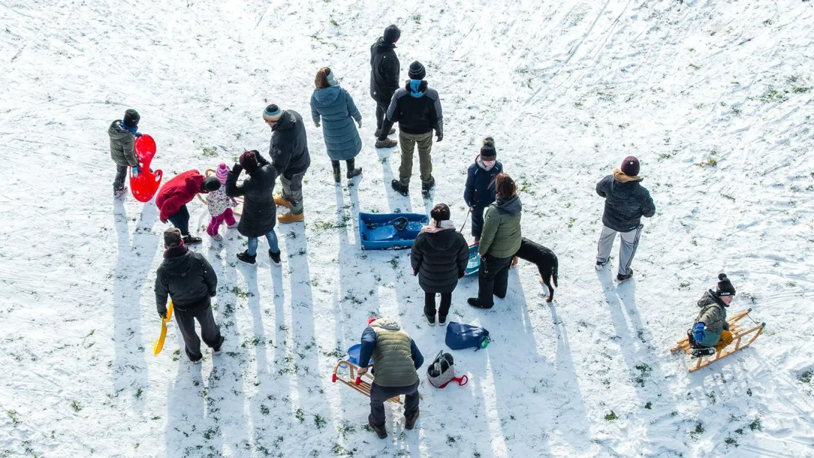 Der Schnee sorgte für Rodelvergnügen.  (Foto: Frank Hammerschmidt/dpa)