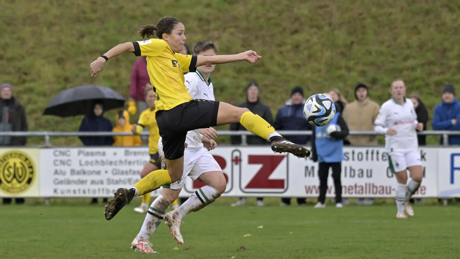 Mit viel Elan gelangen dem SV Weinberg (in Gelb Annika Kömm) zuletzt zwei Heimsiege. Nun geht es nach Jena. (Foto: Martin Rügner)