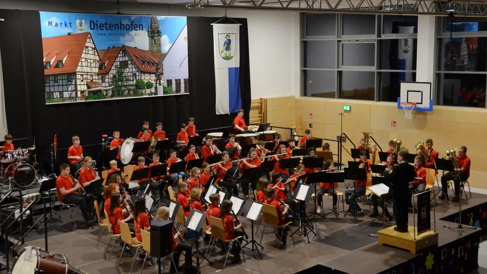 Gefeiert wurde beim Frühjahrskonzert des 1. Europa-Musikzugs das Nachwuchsorchester. Die Titel, die Dirigent Andreas Doßler ausgewählt hatte, ließen besonders die Flöten und Schlagzeuger glänzen. (Foto: Yvonne Neckermann)