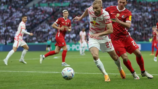 Könnte RB Leipzig verlassen: Konrad Laimer (M.). (Foto: Tom Weller/dpa)