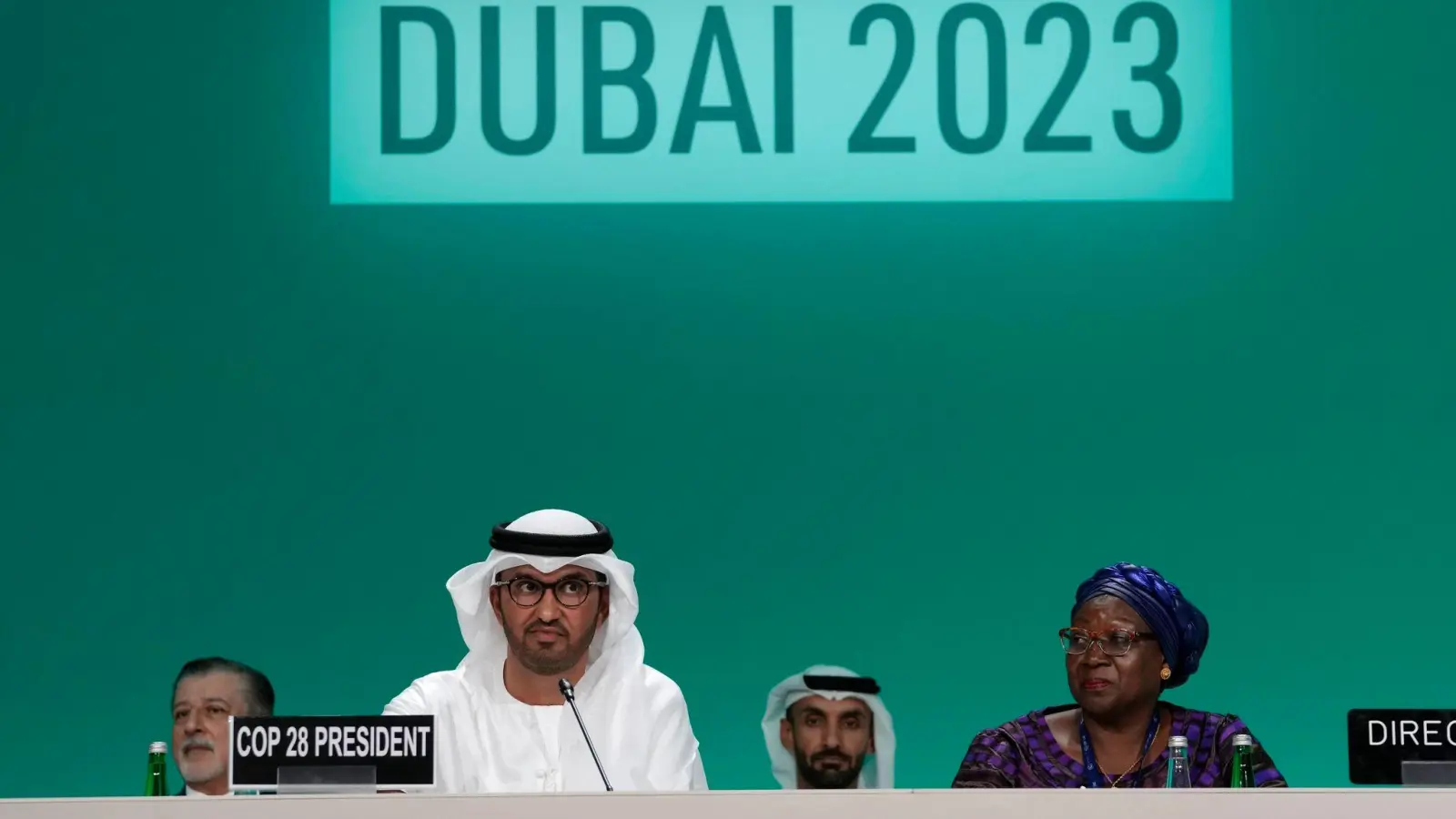 Sultan Al-Dschaber, Vorsitzender der UN-Klimakonferenz, bei der Eröffnungssitzung in Dubai. (Foto: Peter Dejong/AP/dpa)