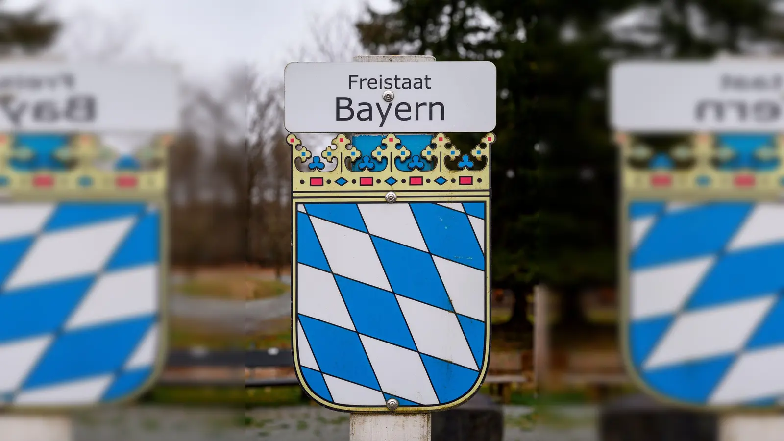Hinweisschild mit Wappen des Freistaats Bayern. (Foto: Daniel Vogl/dpa)