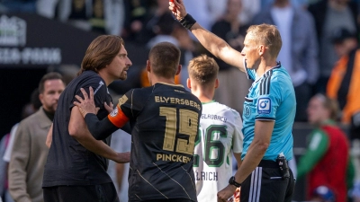 Martin Petersen zeigt Trainer Vincent Wagner die Gelb-Rote Karte. (Foto: David Inderlied/dpa)