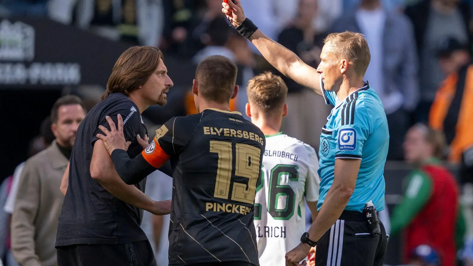 Martin Petersen zeigt Trainer Vincent Wagner die Gelb-Rote Karte. (Foto: David Inderlied/dpa)
