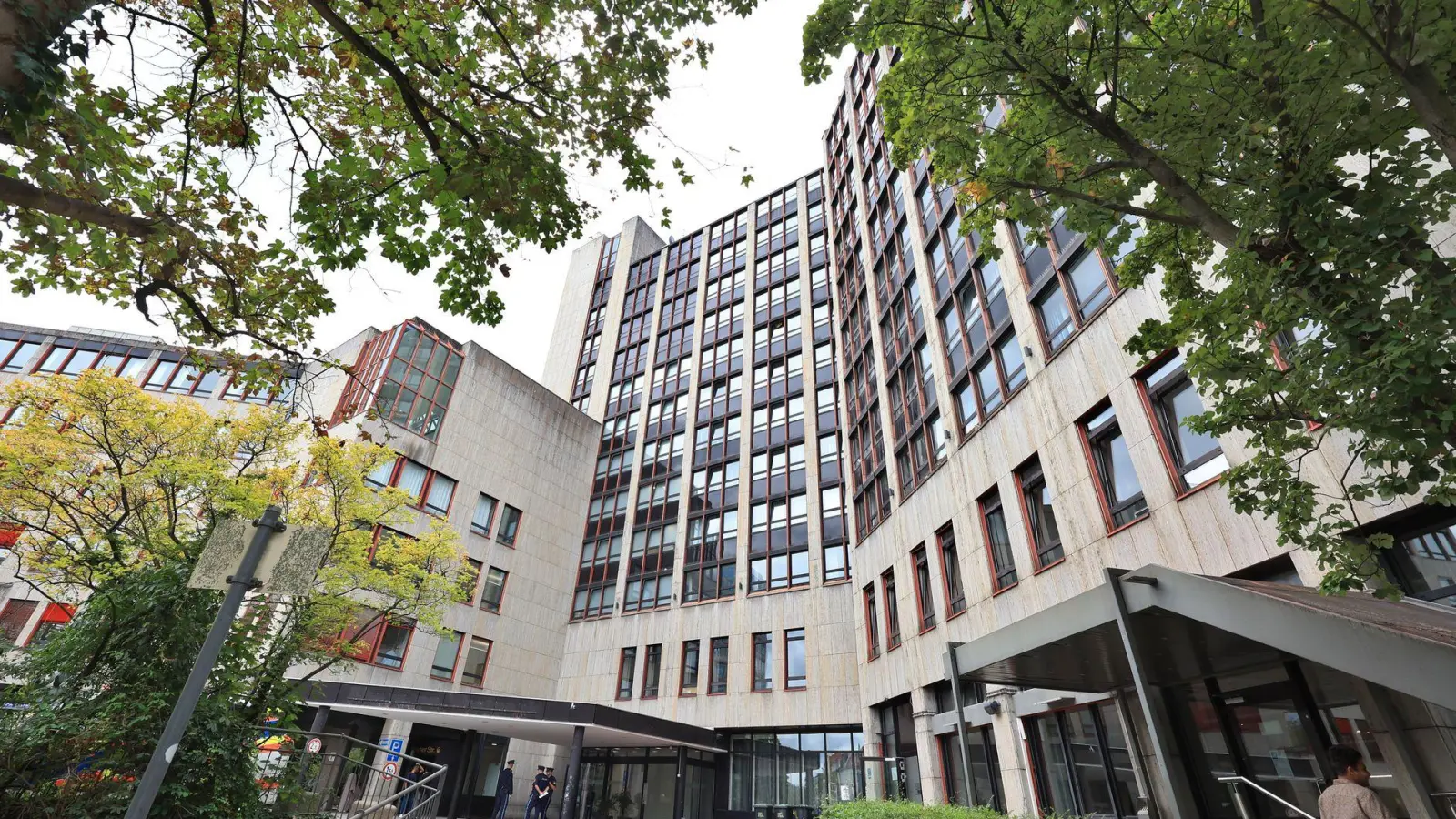 Auf elf Stockwerken sollen im neuen Anker-Zentrum in München künftig bis zu 900 Menschen untergebracht werden.  (Foto: Karl-Josef Hildenbrand/dpa)