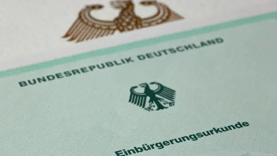 Ausländer in Deutschland sollen nach Plänen der Bundesregierung leichter eine Staatsangehörigkeit erhalten können. (Foto: Fernando Gutierrez-Juarez/dpa)