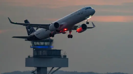 Eine Passagiermaschine der Lufthansa startet in der Abenddämmerung auf dem Flughafen Frankfurt. (Foto: Boris Roessler/dpa)