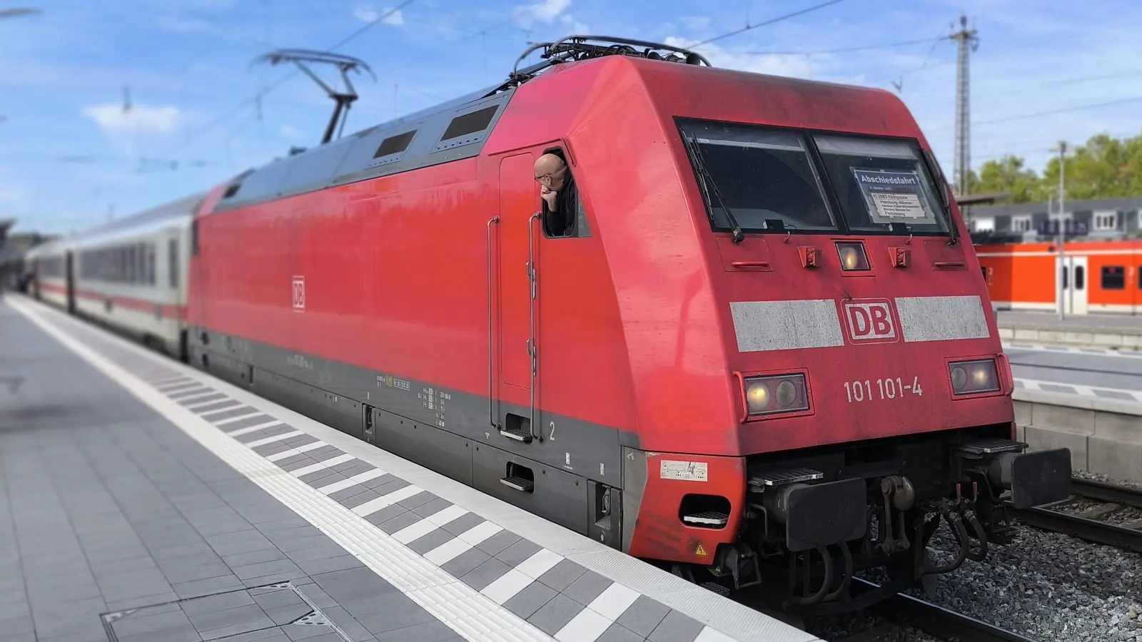 Zum letzten Mal hielt am Mittwoch der Intercity „Königssee” auf seinem Weg nach Freilassing in Ansbach, wo das Bild entstand, und in Steinach bei Rothenburg.  (Foto: Thomas Schaller)