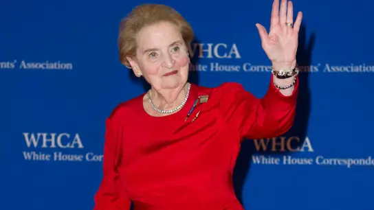 Madeleine Albright beim White House Correspondents Dinner in Washington. Die ehemalige US-Außenministerin ist im Alter von 84 Jahren gestorben. (Foto: Cliff Owen/FR170079 AP/dpa)