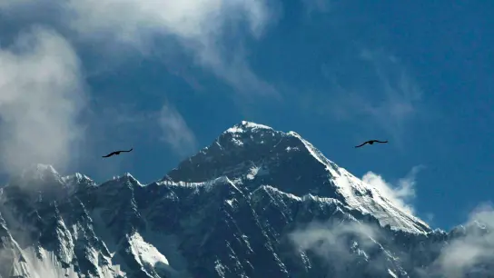 Der Mount Everest ist mit 8848 Metern der höchste Berg der Welt. (Foto: Niranjan Shrestha/AP/dpa)