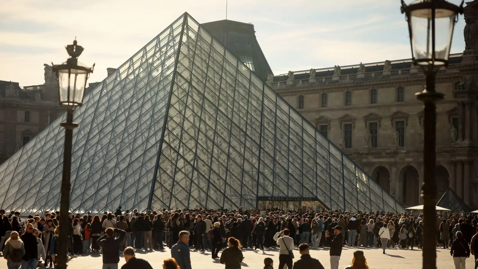 Der neue Louvre-Direktor Christophe Leribault nennt das Weltmuseum eine Einrichtung, die „außer Atem“ ist. (Archivbild) (Foto: Thomas Padilla/AP/dpa)
