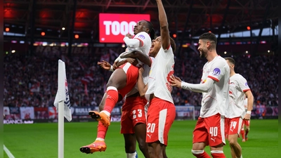 Yan Diomande (l-r), Castello Lukeba, Assan Ouédraogo und Romulo jubeln nach dem 1:0. (Foto: Hendrik Schmidt/dpa)