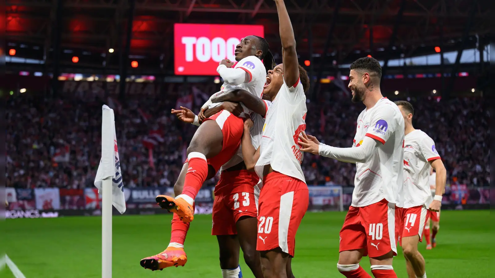 Yan Diomande (l-r), Castello Lukeba, Assan Ouédraogo und Romulo jubeln nach dem 1:0. (Foto: Hendrik Schmidt/dpa)