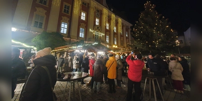 Der Weihnachtsmarkt findet in Bad Windsheim vor allem vor dem Rathaus statt. (Archivbild: Anna Franck)