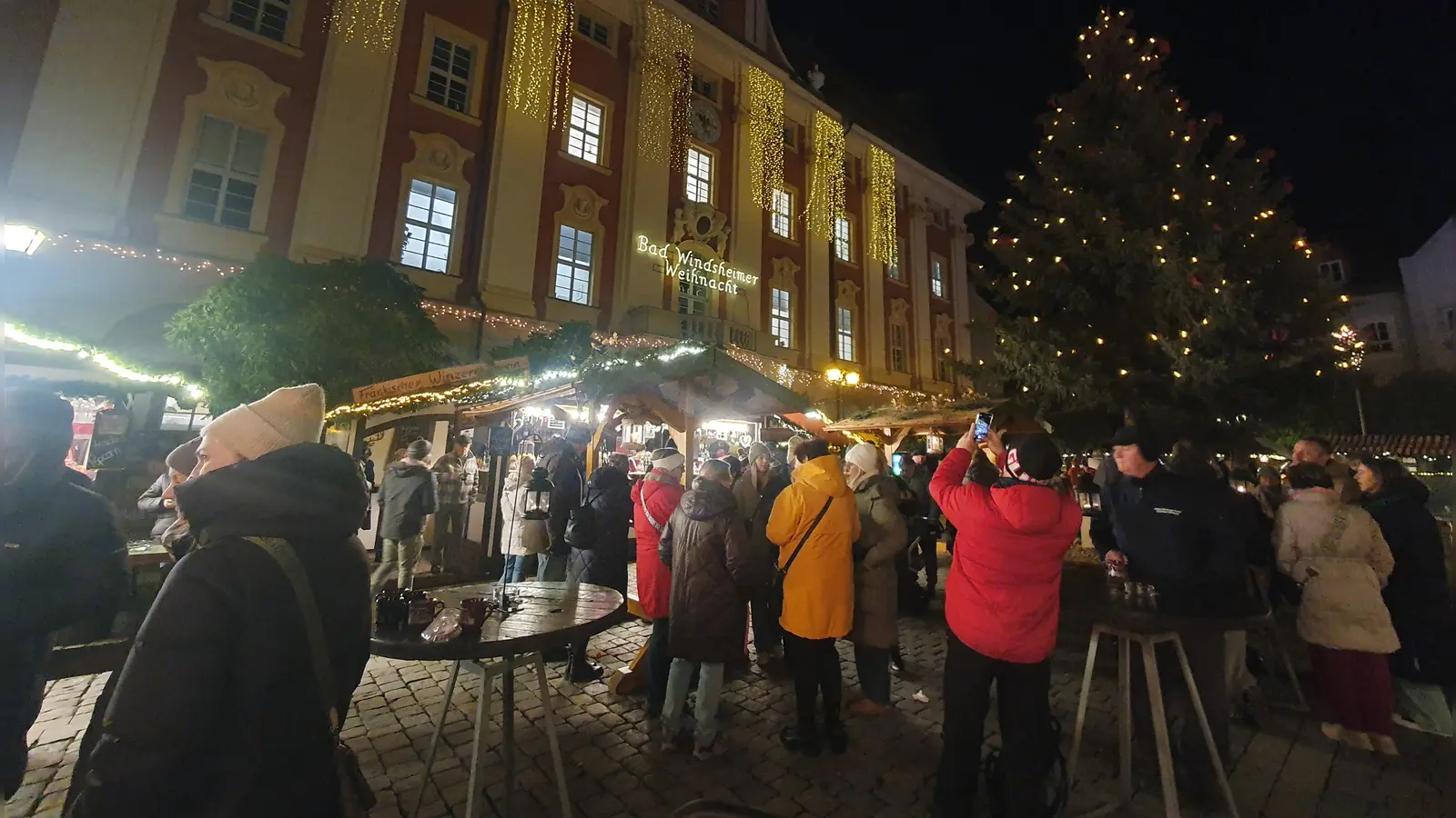 Der Weihnachtsmarkt findet in Bad Windsheim vor allem vor dem Rathaus statt. (Archivbild: Anna Franck)