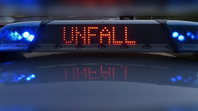 Auf der B25 bei Schopfloch kam es zu einem Auffahrunfall mit vier Beteiligten. (Symbolbild: Stefan Puchner/dpa)