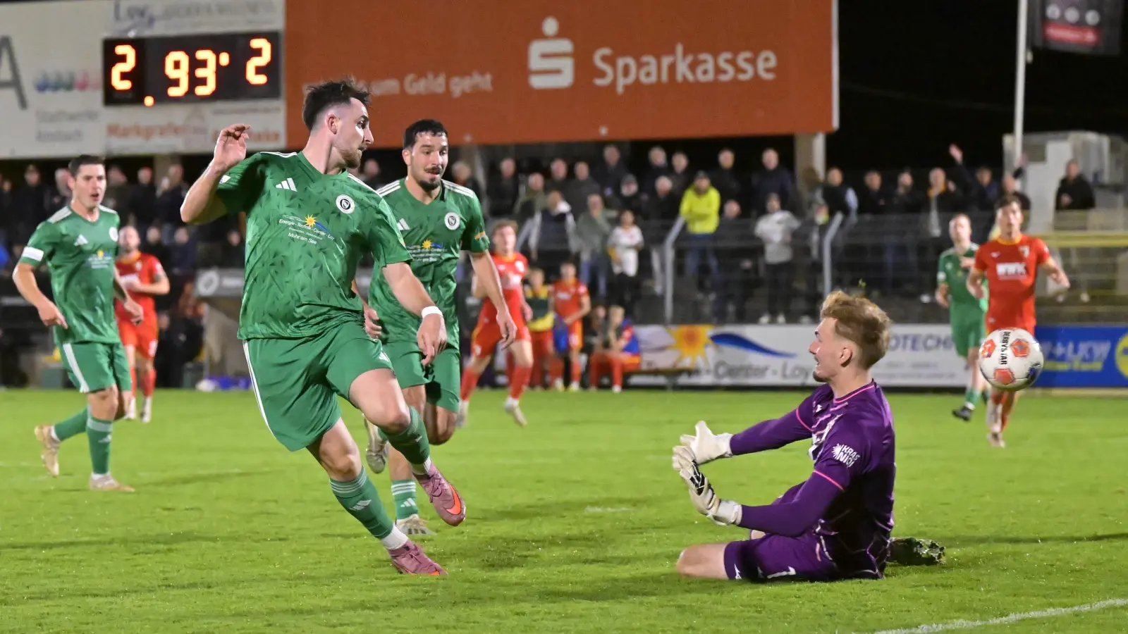 Die Szene, die für die SpVgg Ansbach den Sieg bringt: Dino Nuhanovic (links vorne) zirkelt den Ball gefühlvoll am Augsburger Torhüter Tobias Jäger vorbei und erzielt in der 94. Minute das 3:2.  (Foto: Martin Rügner)