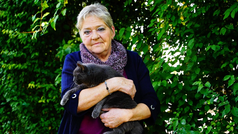 Die Katze Emma ist eines der vielen Tiere, die bei Karin Hartmann Unterschlupf gefunden haben. (Foto: Simone Hedler)