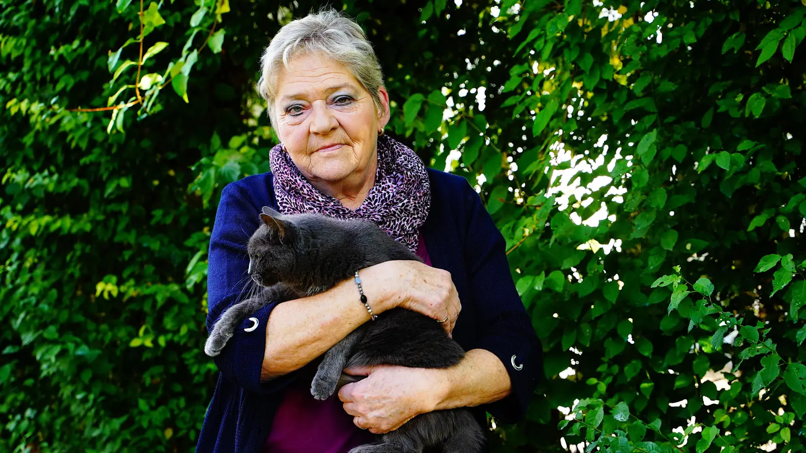 Die Katze Emma ist eines der vielen Tiere, die bei Karin Hartmann Unterschlupf gefunden haben. (Foto: Simone Hedler)
