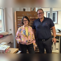 Das von Heidi Treiber an Alexander Steingass übergebene Geschäft hat eine lange Tradition. Das Foto zeigt die beiden vor einem Schrank mit historischen Garnen. (Foto: Margit Schwandt)