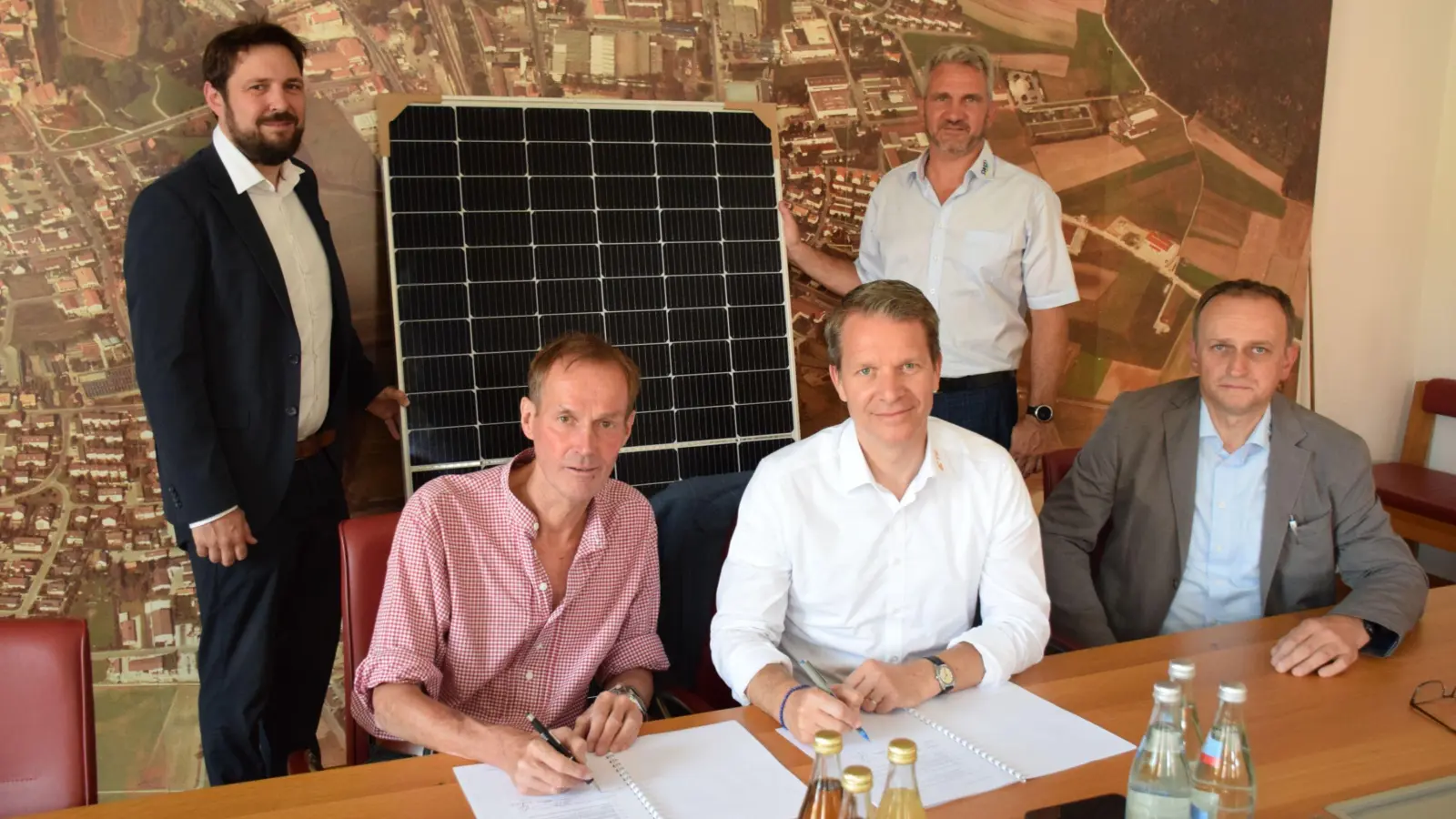 Eine langfristige Vereinbarung unterschrieben Dinkelsbühls Oberbürgermeister Dr. Christoph Hammer (2. v. l.) und Lukas Hlava von TE Connectivity (3. v. l.). Auch Steffen Fensterer (l.) und Andreas Karl (2. v. r.) von den Stadtwerken sowie Reinhold Härtsfelder von TE freuen sich. (Foto: Philipp Zimmermann)