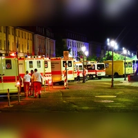 Zahlreiche Rettungswagen stehen am Abend des 24. Juli 2016 auf der Promenade, um die Verletzten des Bomben-Anschlags zu versorgen. (Archivbild: Jim Albright)