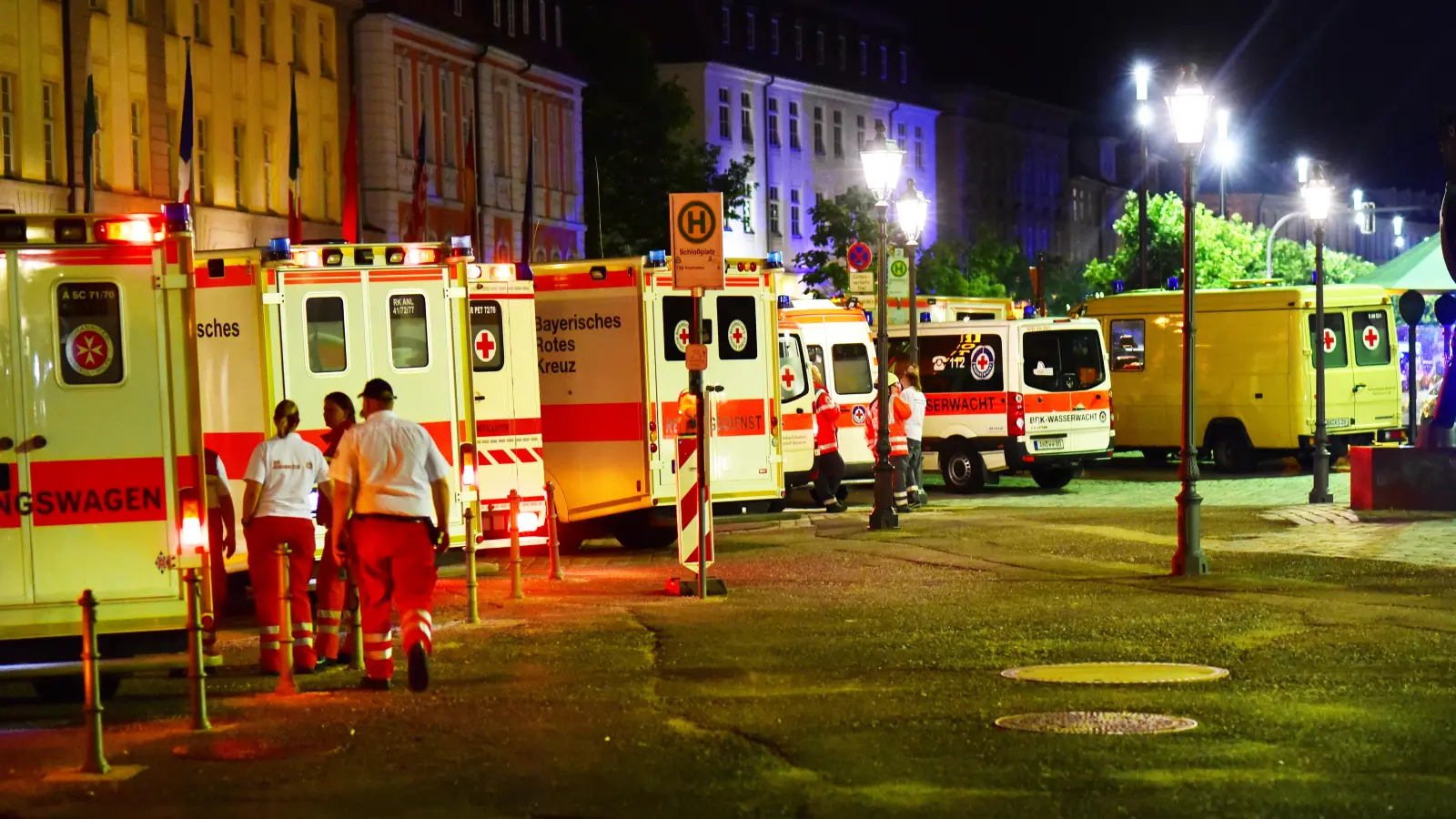 Zahlreiche Rettungswagen stehen am Abend des 24. Juli 2016 auf der Promenade, um die Verletzten des Bomben-Anschlags zu versorgen. (Archivbild: Jim Albright)