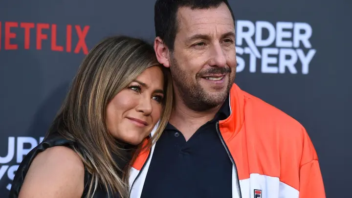 Jennifer Aniston und Adam Sandler sind ab Freitag zusammen im Film „Murder Mystery 2“ auf Netflix zu sehen. (Foto: Jordan Strauss/Invision/AP/dpa/Archiv)