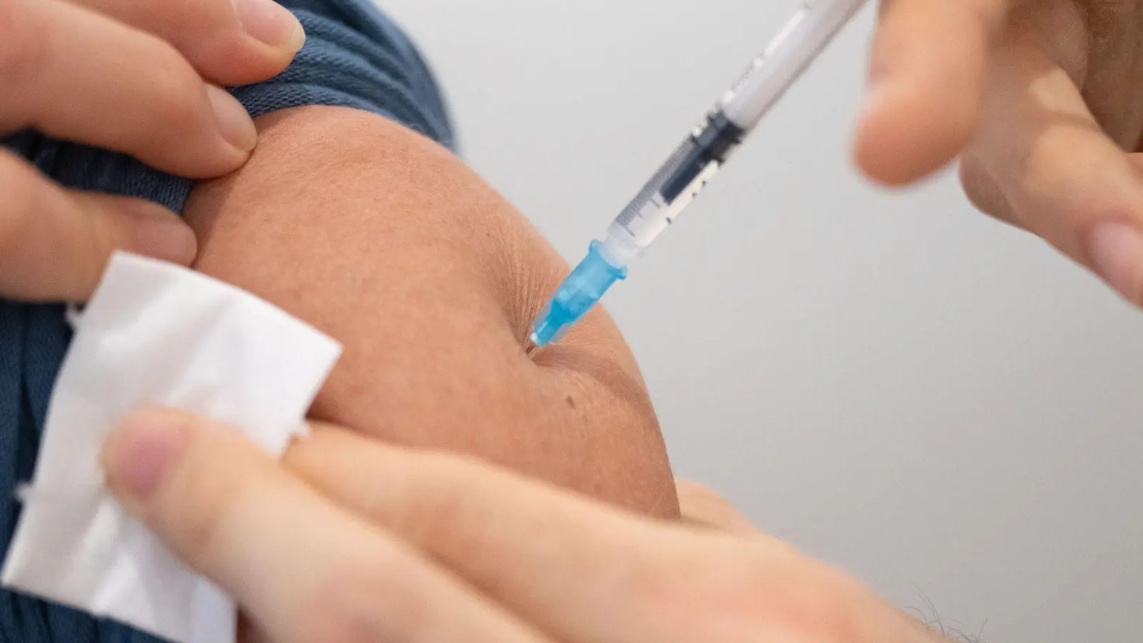 Ein an neue Varianten angepasster Corona-Impfstoff wird voraussichtlich ab dem 18. September in Arztpraxen und Apotheken erhältlich sein. (Foto: Marijan Murat/dpa)