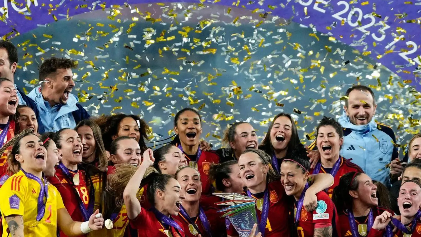 Die Spanierinnen jubeln bei der Siegerehrung mit dem Pokal. (Foto: Jose Breton/AP/dpa)