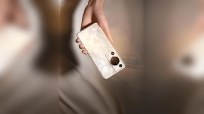 Jedes P60 Pro ein Unikat, verspricht Huawei. Die immer anders ausfallende Perlmutt-Schicht unter der Glasoberfläche auf der Rückseite macht es möglich - allerdings nur in der Farbversion „Rococo Pearl“. (Foto: Huawei/dpa-tmn)