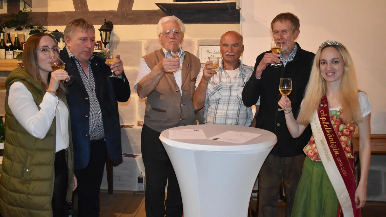 Die Jury bei der Verkostung (von links): Lara Heidecker, Hermann Lehr, August Kottmann, Markus Haas, Karl- Wilhelm Höhn und Apfelkönigin Anna Sauber. (Foto: Erich Herrmann)