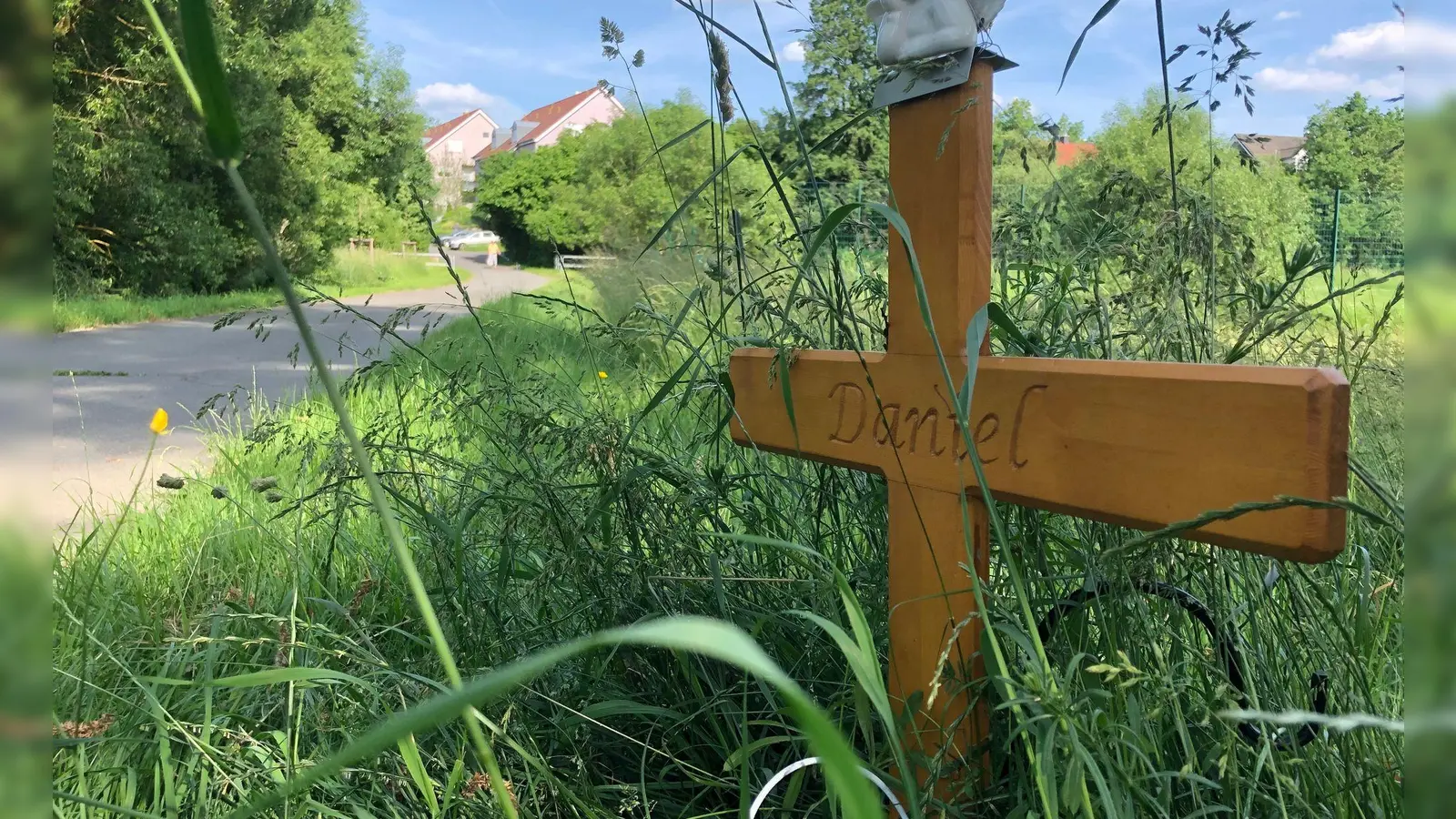 Ein Holzkreuz am Tatort erinnert an den vor fünf Jahren in Bayreuth getöteten 24-jährigen Radfahrer. (Archivbild) (Foto: Gregor Bauernfeind/dpa)
