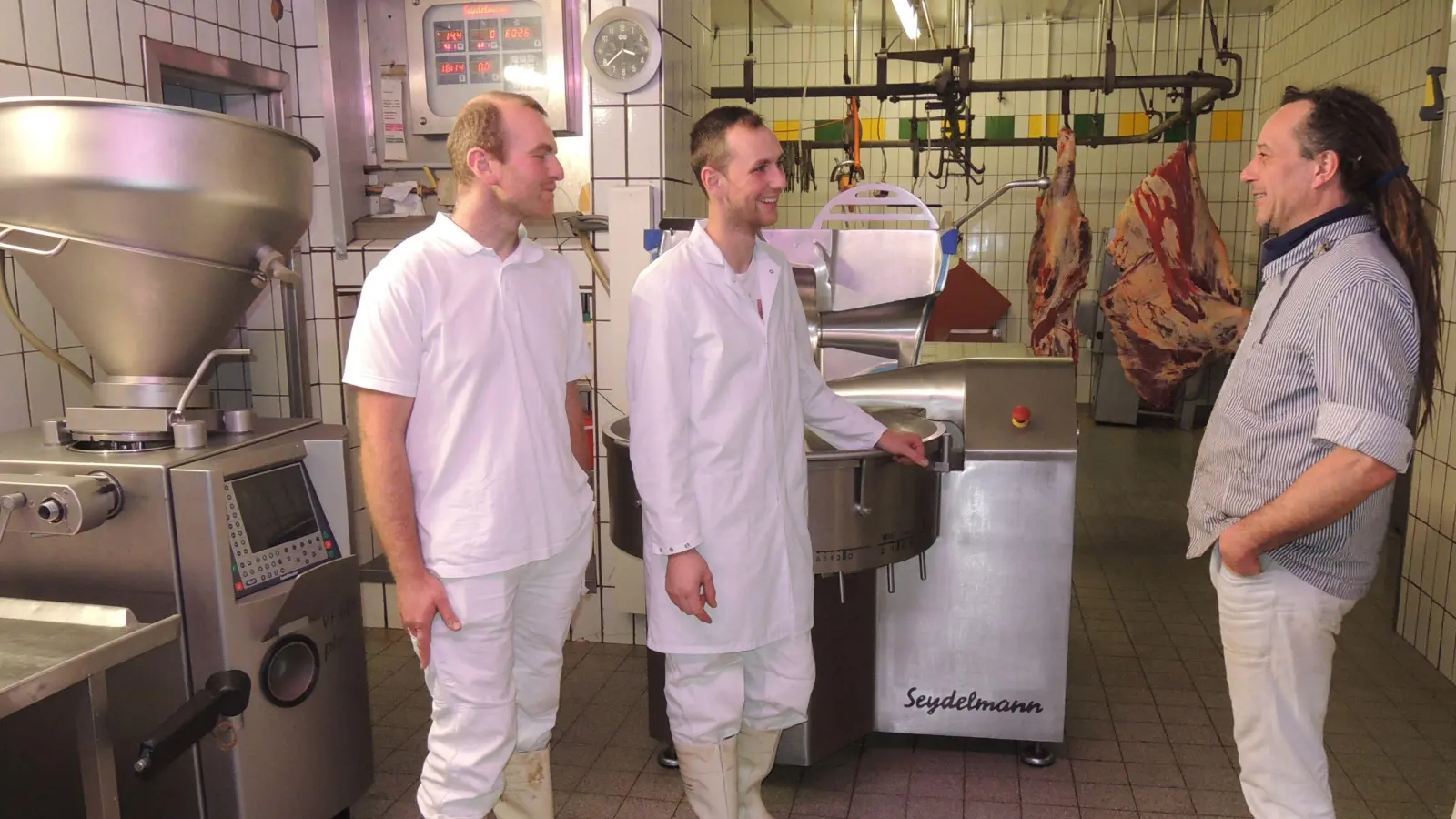 Die Traditionsmetzgerei in Aurach ist in neuen Händen (von links): Manuel und Tobias Seitz haben sie von Maximilian Sorg übernommen. Der bisherige Inhaber unterstützt die Brüder noch bei der Einarbeitung. (Foto: Peter Zumach)