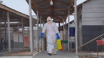 Mehr als 2300 Menschen sind bislang an der Virus-Erkrankung gestorben. (Foto: Dieudonne Dirole/AP/dpa)
