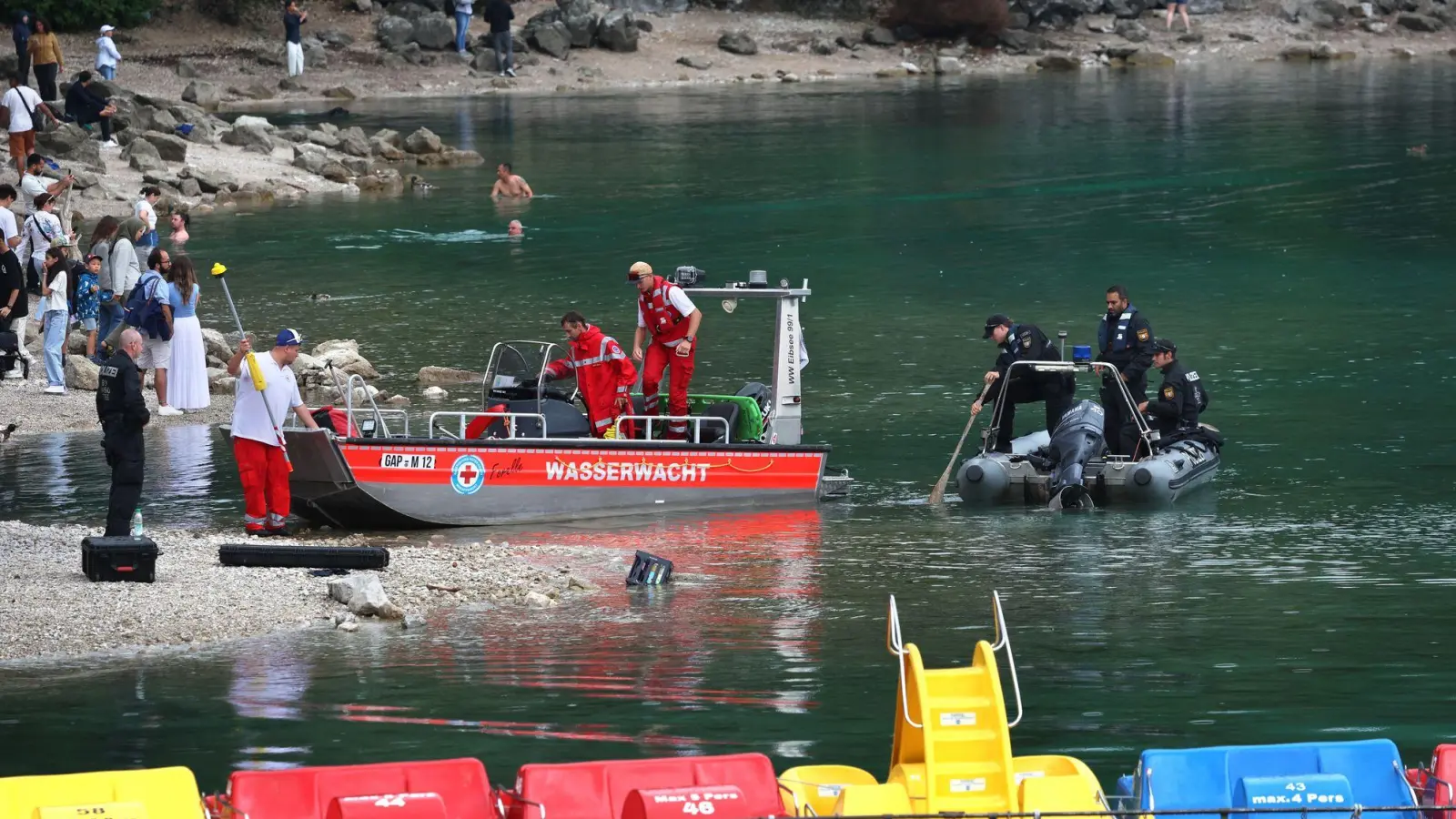 Im Eibsee wird nach einem untergegangenen Vater und seinem Sohn gesucht. (Foto: Karl-Josef Hildenbrand/dpa)