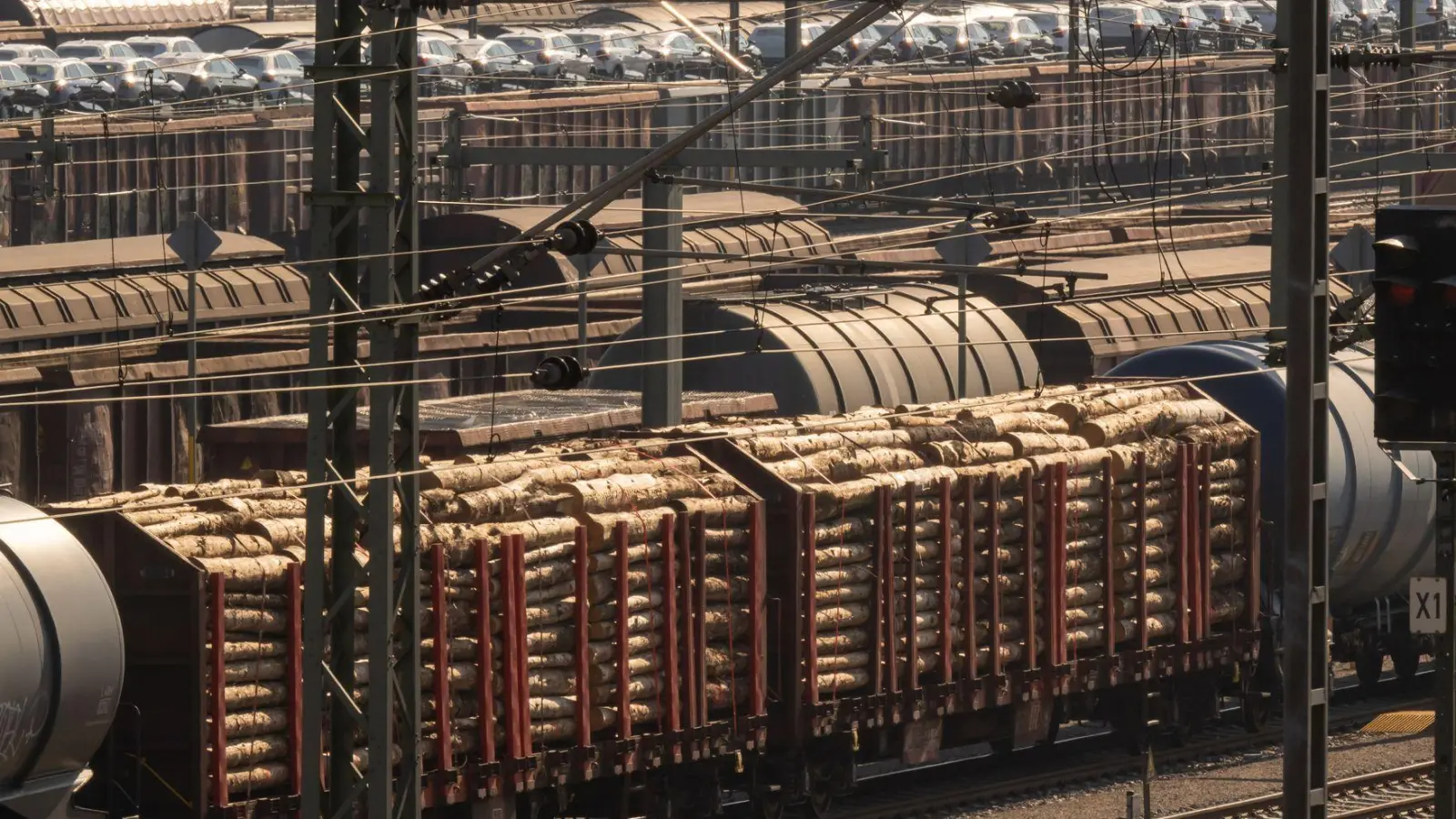Experten vermuten einen Zusammenhang zwischen der Zugentgleisung bei Rosenheim und einer europaweiten Serie. (Symbolbild) (Foto: Peter Kneffel/dpa)