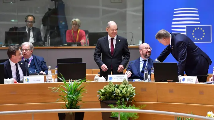 Die europäischen Staats- und Regierungschefs treffen sich erneut in Brüssel. (Foto: Geert Vanden Wijngaert/AP)