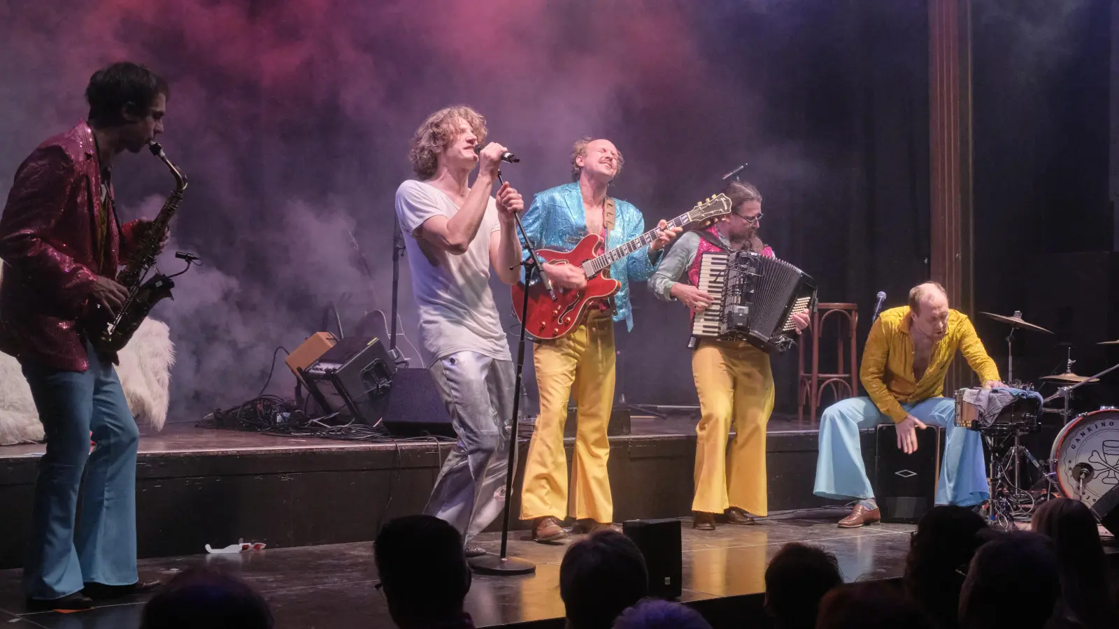„Ein bisschen Lust mitzumachen hätte ich schon“: Heiner Bomhard (zweiter von links) und Gankino Circus bei der Zugabe in den Ansbacher Kammerspielen. (Foto: Martin Stumpf)