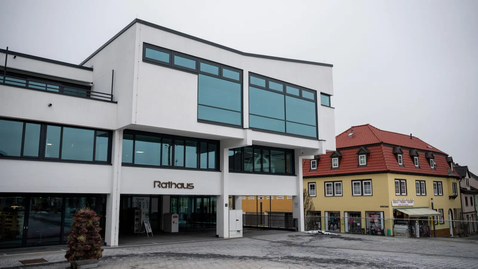 Ins Rathaus von Neustadt b. Coburg zieht bald ein neuer Oberbürgermeister ein. (Archivbild) (Foto: Daniel Vogl/dpa)