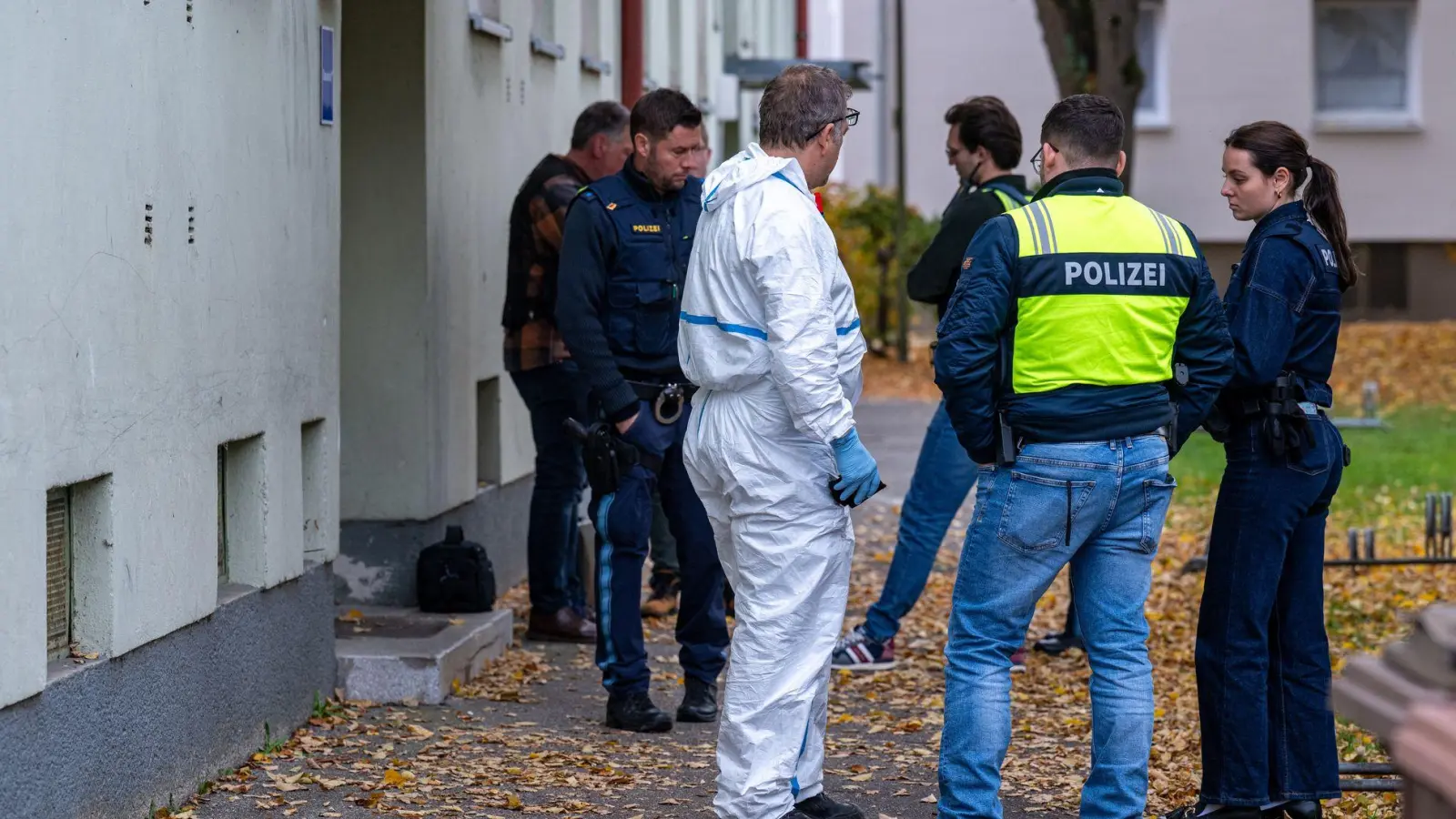 In Landshut waren zahlreiche Einsatzkräfte und Spezialisten der Polizei vor Ort. (Foto: Armin Weigel/dpa)