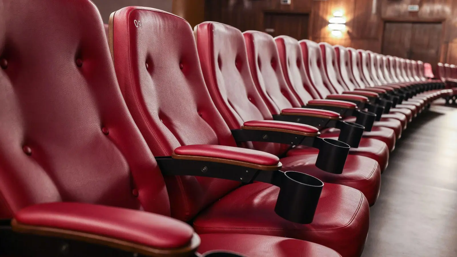 Am Karfreitag ins Kino gehen ist möglich - aber nicht alle Filme dürfen gezeigt werden. (Symbolbild) (Foto: Oliver Berg/dpa)