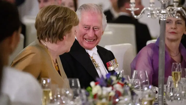 König Charles III. und Angela Merkel, Bundeskanzlerin a.D., plaudern beim Staatsbankett am Mittwoch. (Foto: Bernd von Jutrczenka/dpa Pool/dpa)