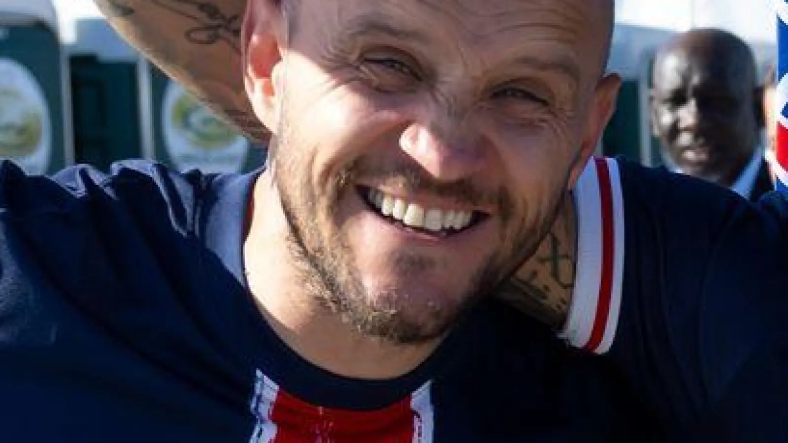 Fans von Paris feiern vor dem Stadion. (Foto: Sven Hoppe/dpa)